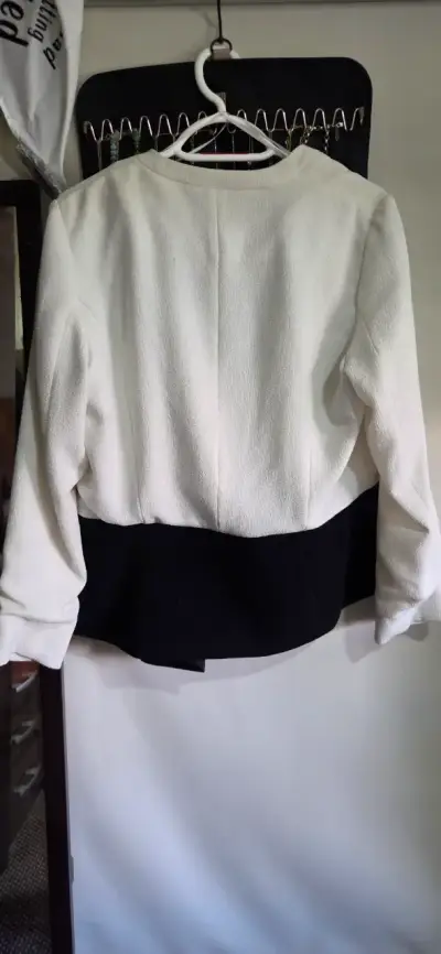 Blazer blanco y negro elegante - miniatura 4