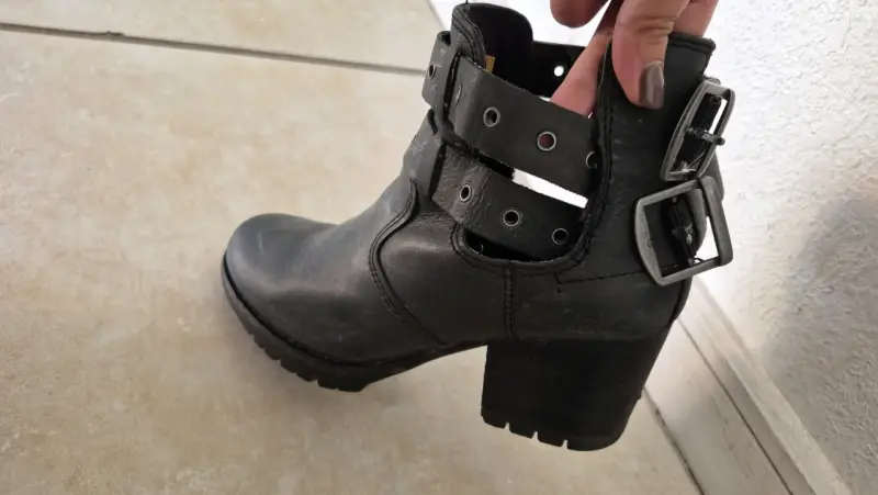 Botines negros con hebillas - 1