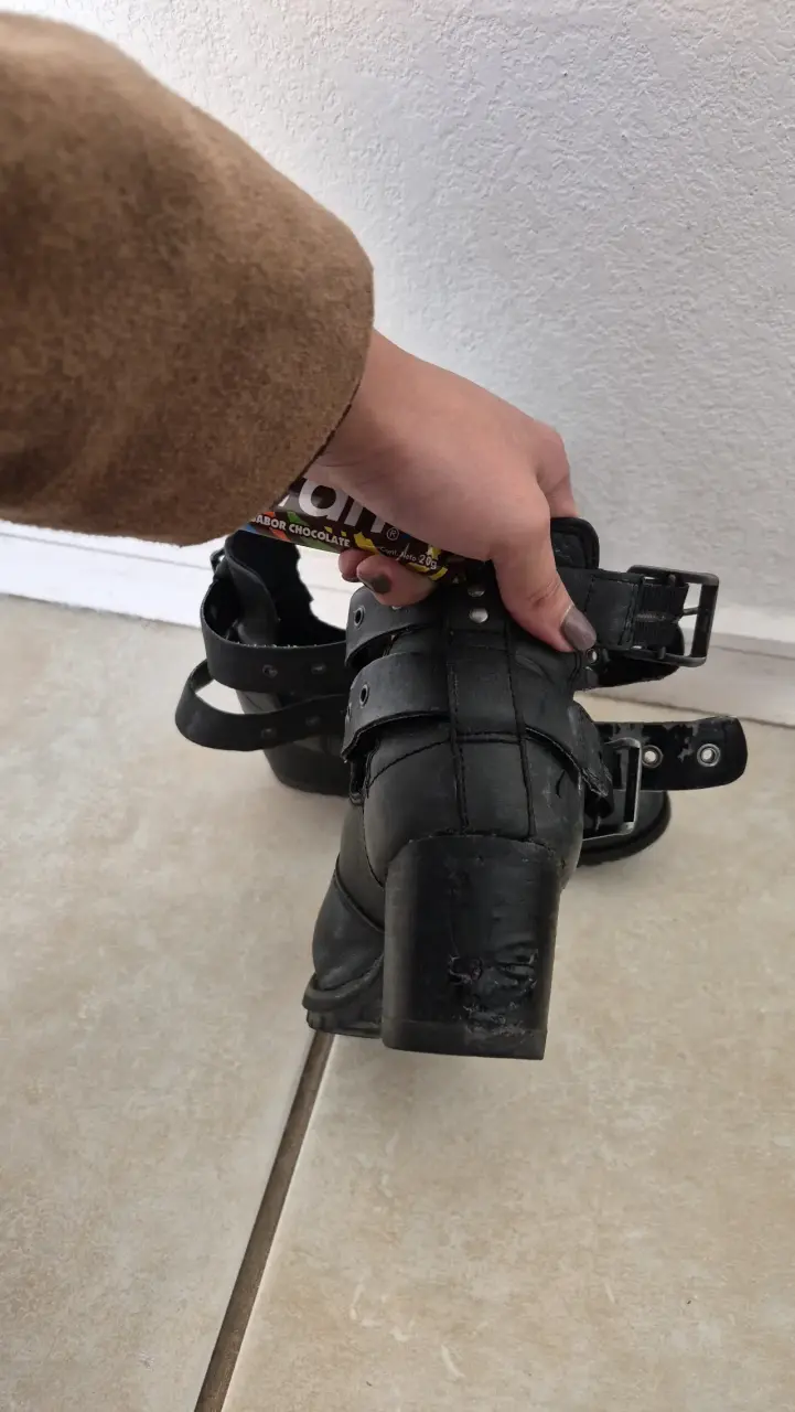 Botines negros con hebillas - 4