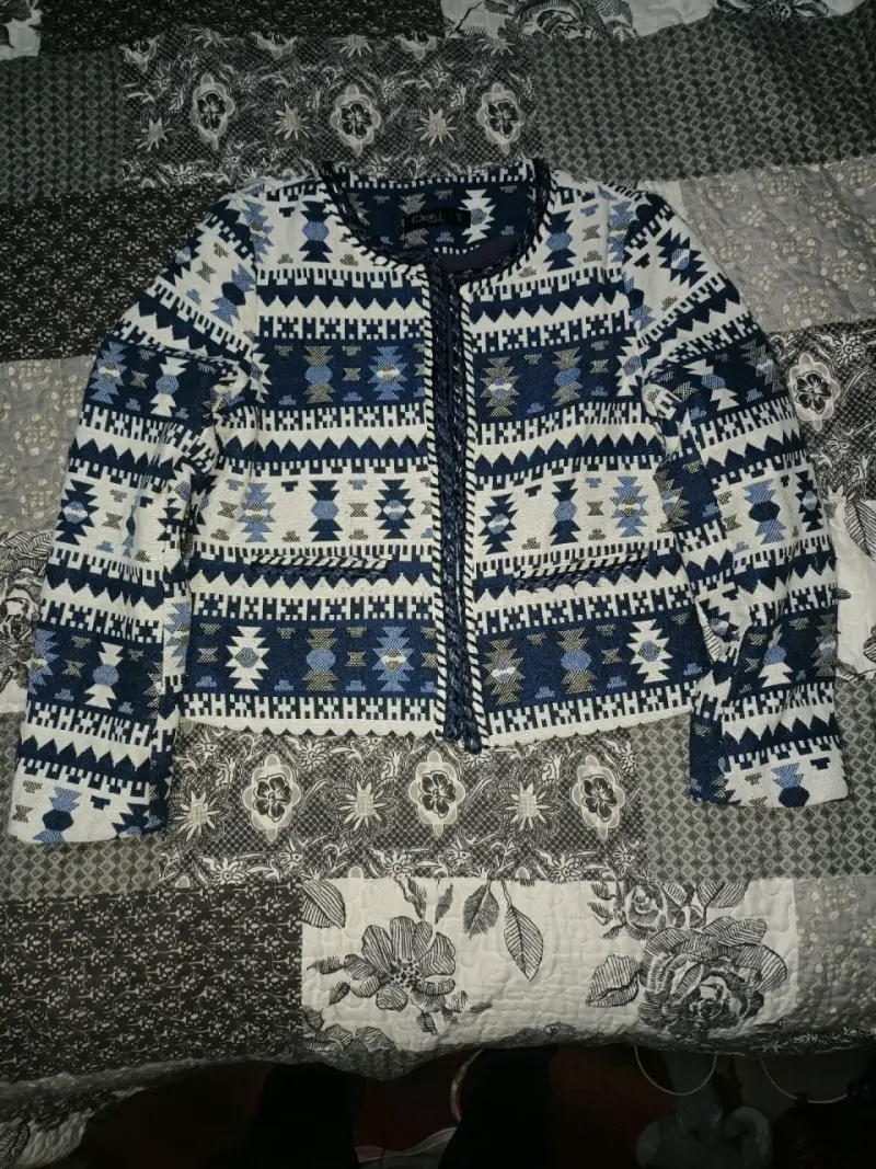 Chaqueta étnica azul y blanca