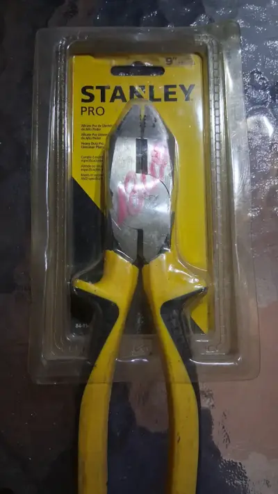 Alicate Stanley Pro 9 pulgadas - miniatura 1