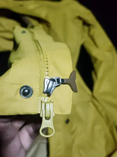 Chaqueta amarilla impermeable - miniatura 2
