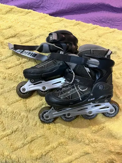 Patines en línea negros y grises - miniatura 1