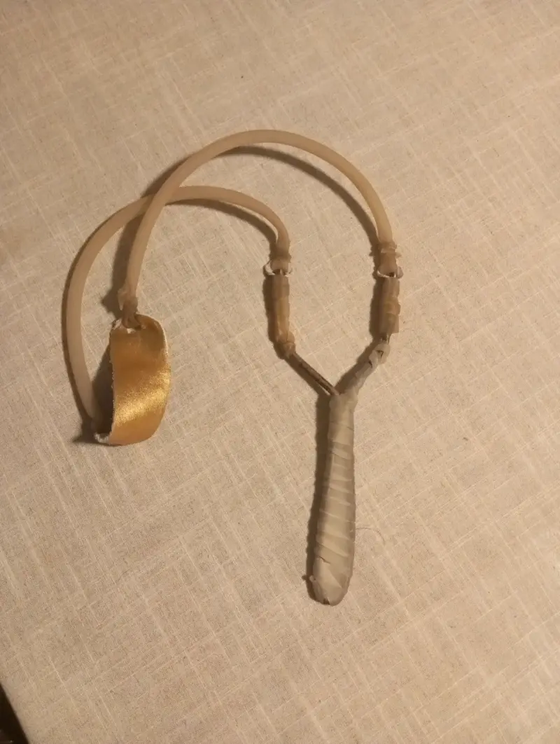 Resorteras artesanales, honda de metal y madera - 1