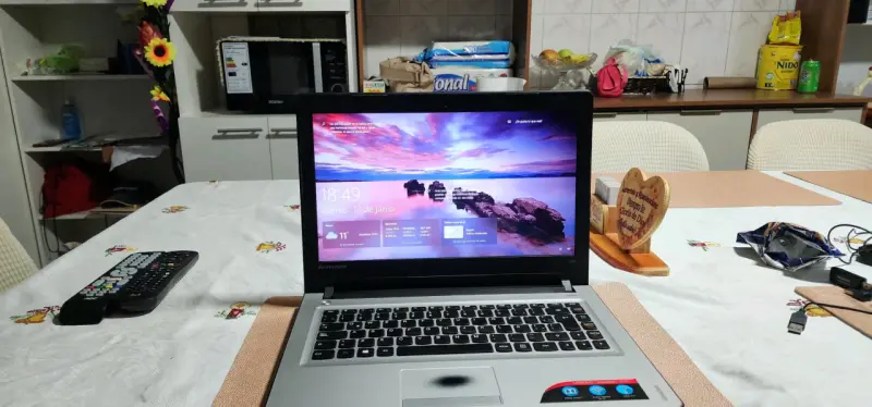 Laptop Lenovo ideapad 300 en perfecto estado - 1
