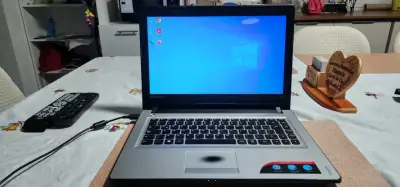 Laptop Lenovo ideapad 300 en perfecto estado - miniatura 3