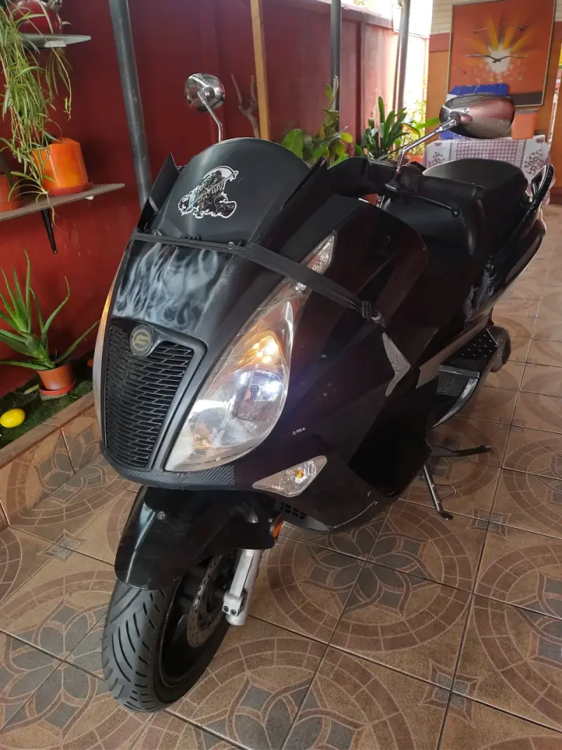 Scooter negra en buen estado - 1