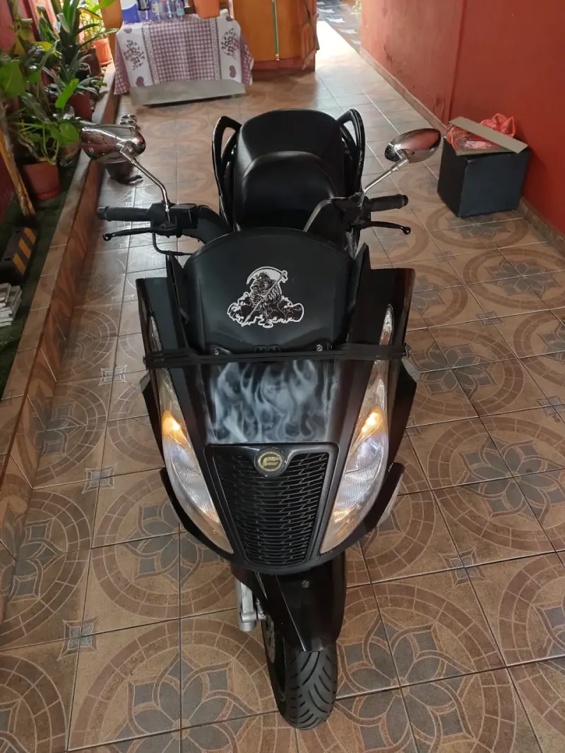 Scooter negra en buen estado - 2