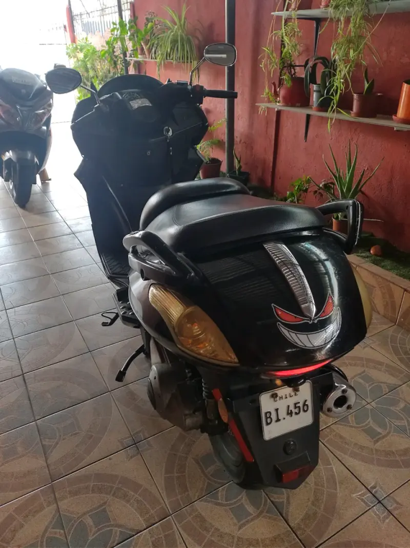Scooter negra en buen estado - 3