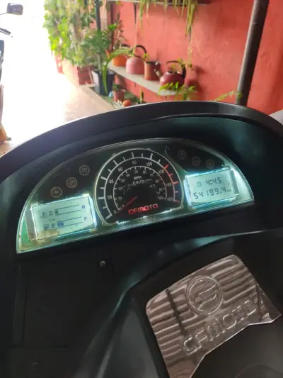 Scooter negra en buen estado - miniatura 4