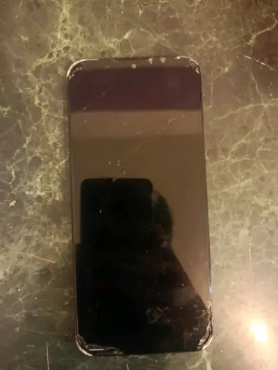 Smartphone con pantalla dañada - miniatura 1