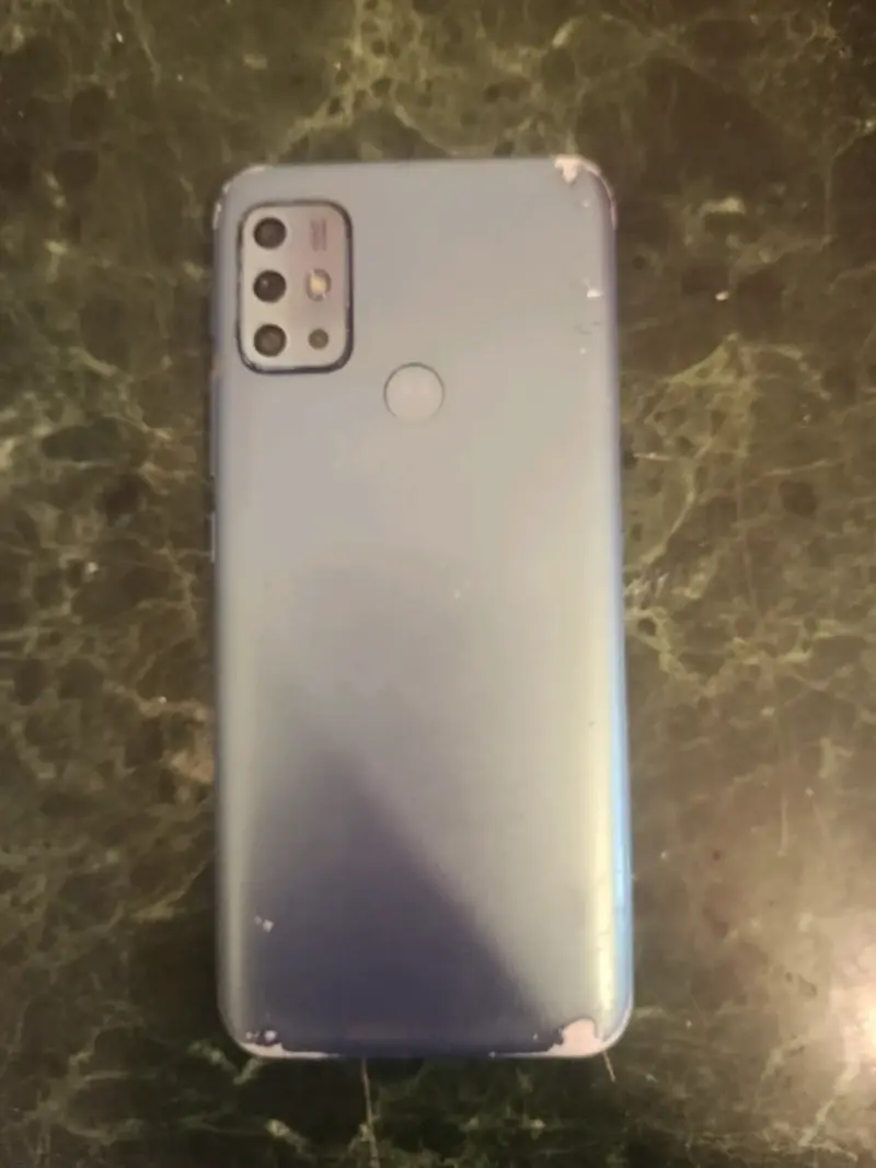 Smartphone con pantalla dañada - 2