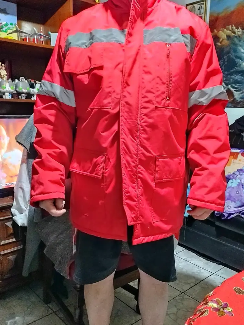 Parka roja con bandas reflectantes - 1