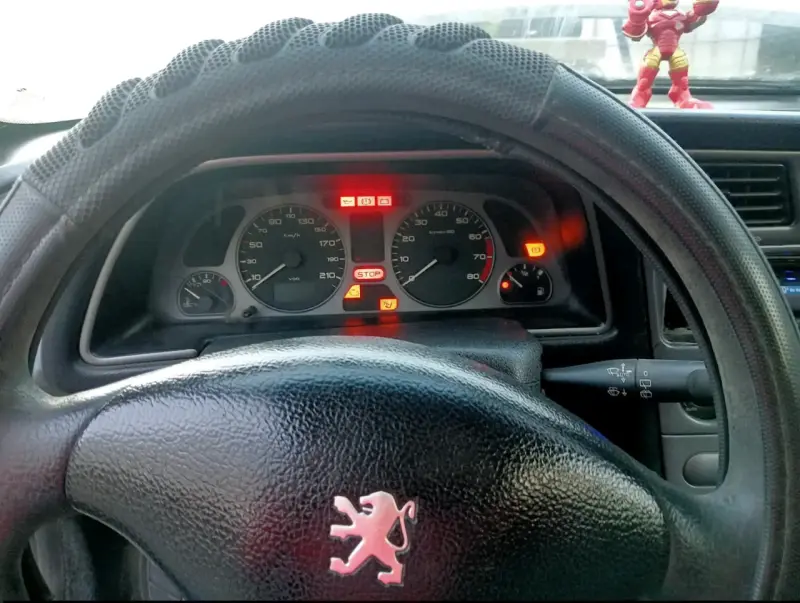 Auto Peugeot 306 para desarme completo - 4