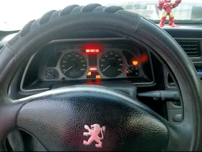 Auto Peugeot 306 para desarme completo - miniatura 4