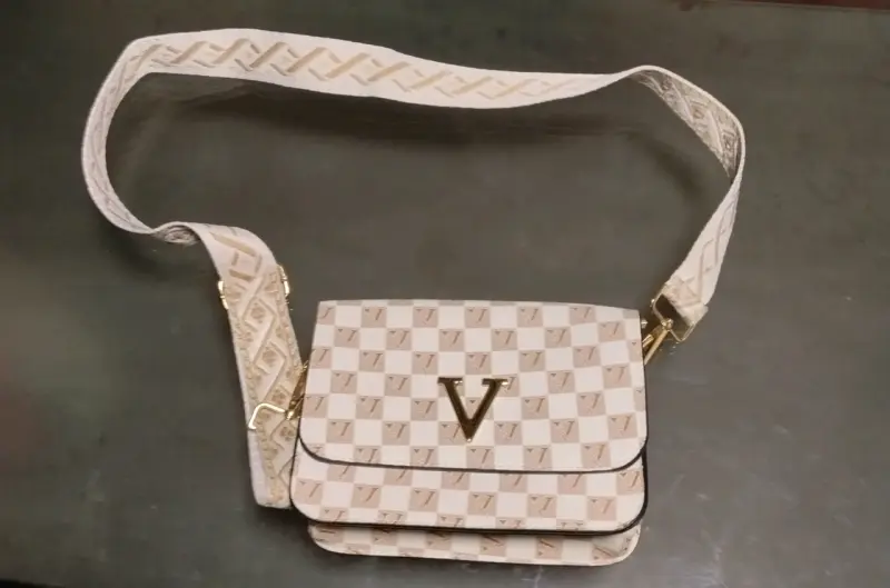 Cartera cruzada beige con diseño
