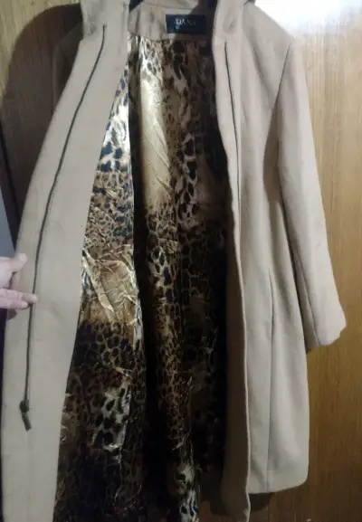 Abrigo beige con capucha - miniatura 2