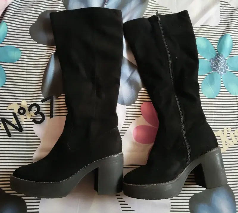 Botas negras de tacón alto