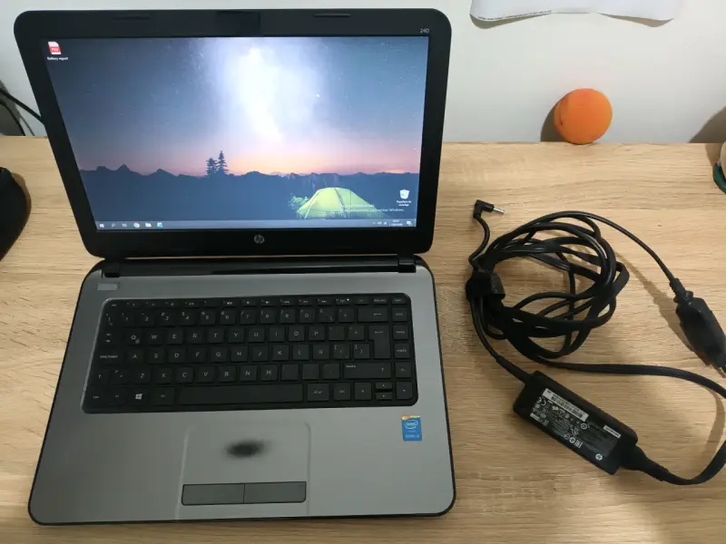 Laptop HP240 g3, con cargador - 1