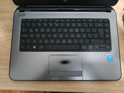 Laptop HP240 g3,  con cargador - miniatura 3