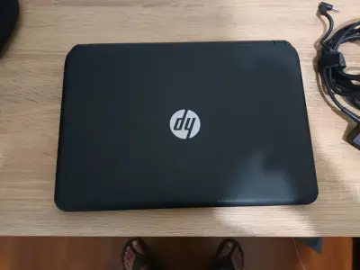 Laptop HP240 g3,  con cargador - miniatura 4