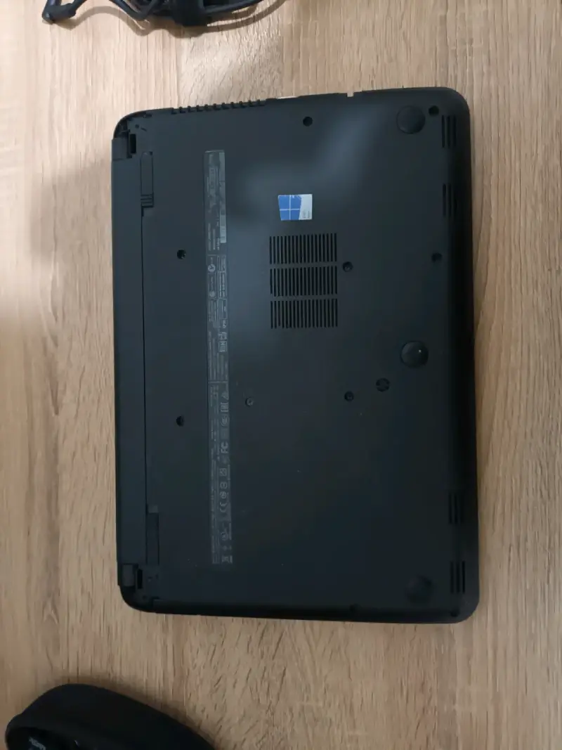 Laptop HP240 g3, con cargador - 5