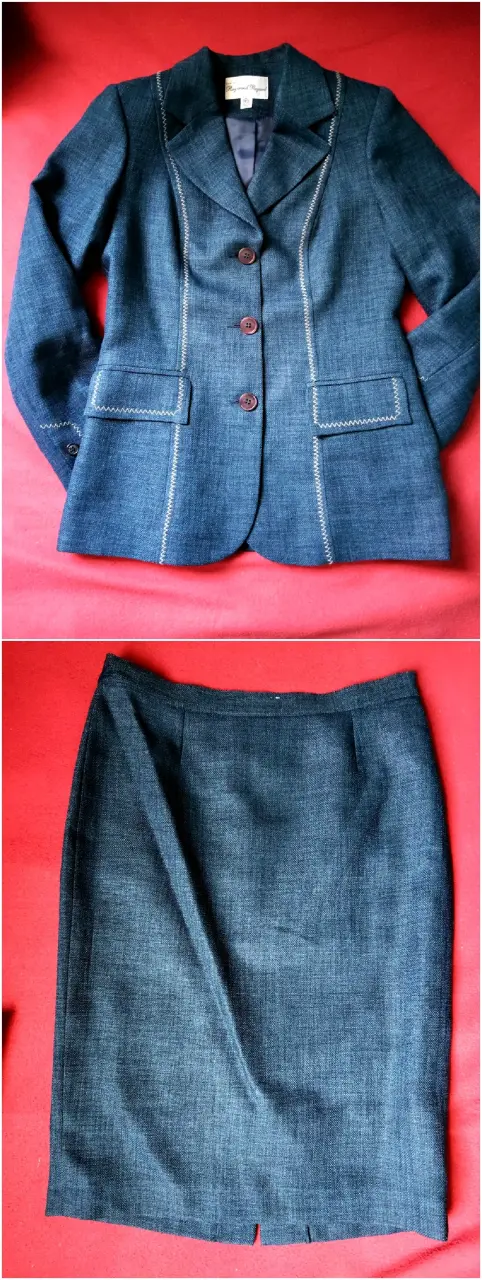Traje de falda azul oscuro