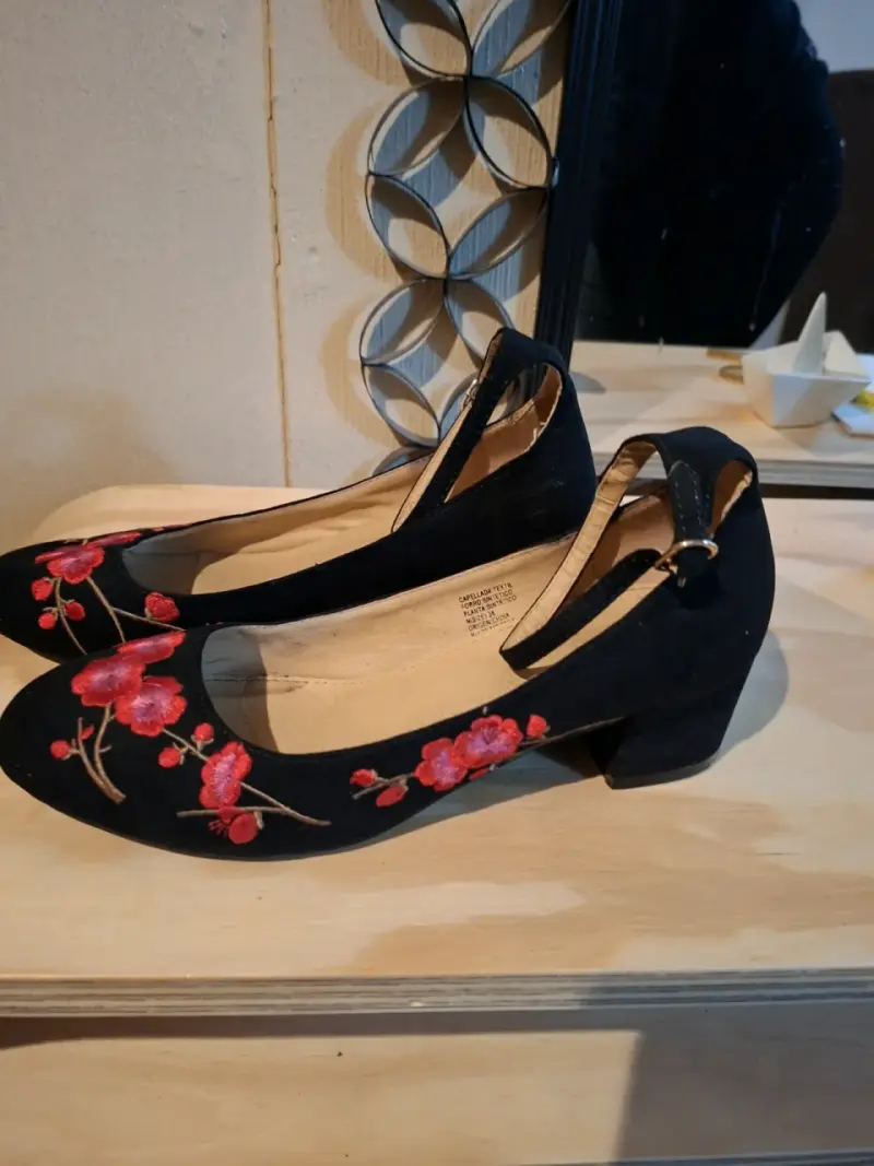 Zapatos negros bordados de flores - 1