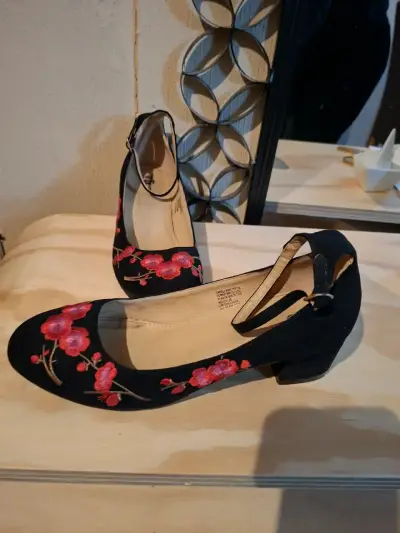 Zapatos negros bordados de flores - miniatura 2