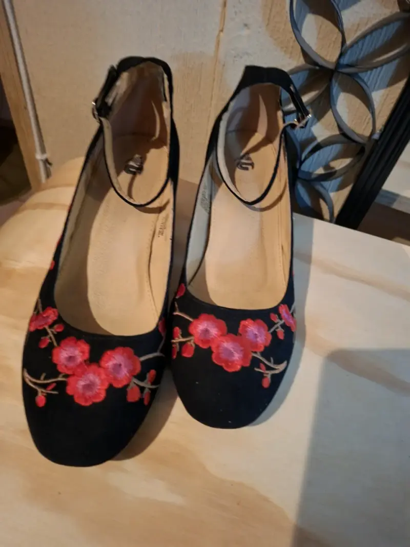 Zapatos negros bordados de flores - 3
