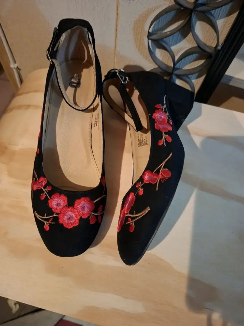 Zapatos negros bordados de flores - 4