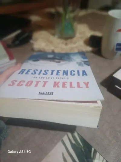 Libro 'Resistencia' de Scott Kelly - miniatura 2