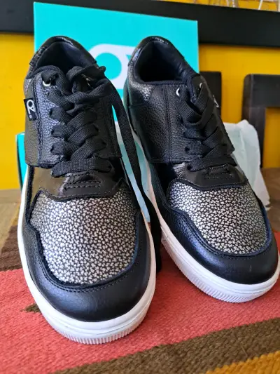 Zapatillas negras modernas - miniatura 1