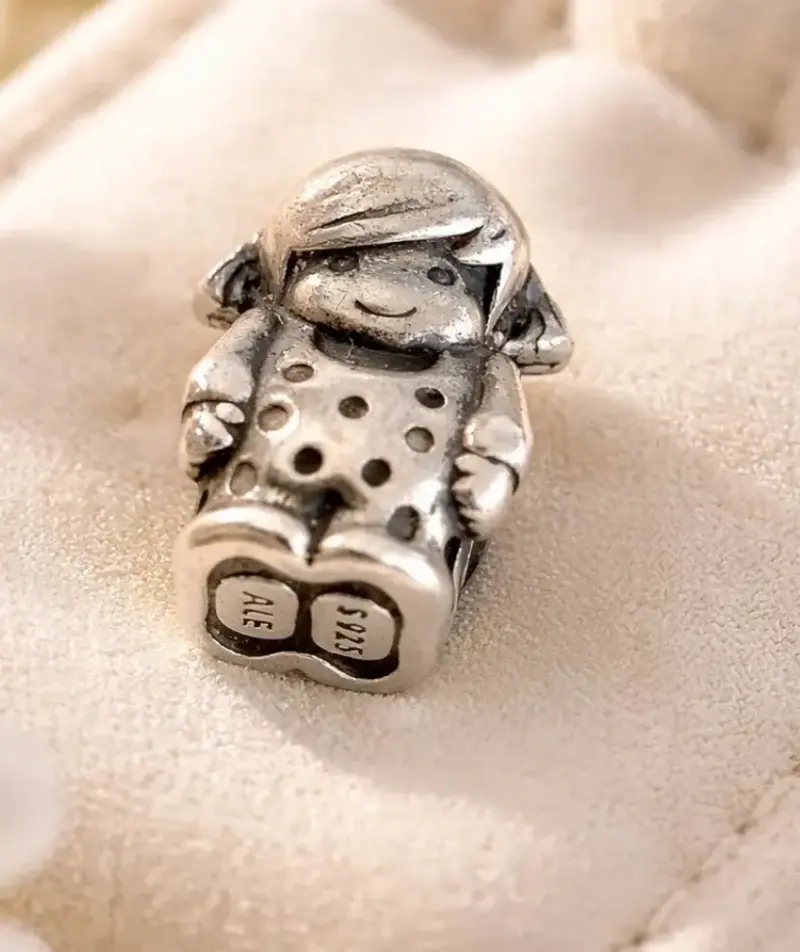 Charm Pandora de plata en forma de niña