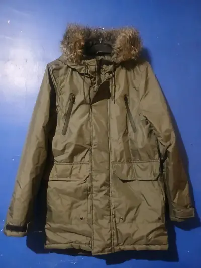 Parka con capucha de piel sintética - miniatura 2