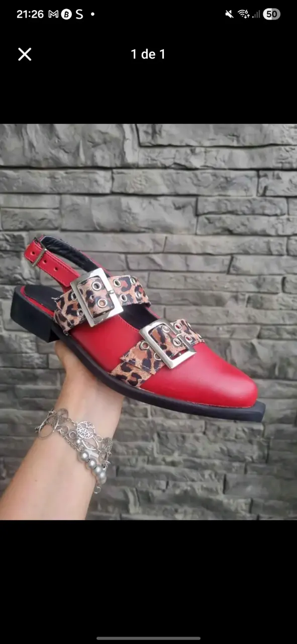 Sandalias rojas con estampado animal