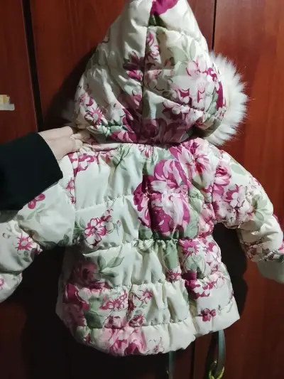 Abrigo infantil con capucha peluda - miniatura 2