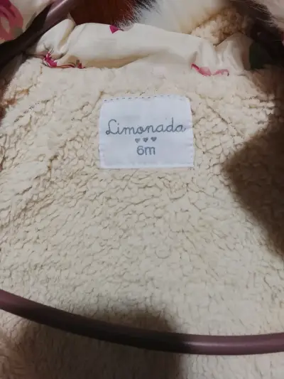 Abrigo infantil con capucha peluda - miniatura 3
