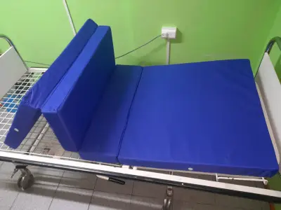 Colchón azul para cama clínica - miniatura 1