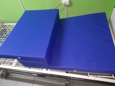 Colchón azul para cama clínica - miniatura 4