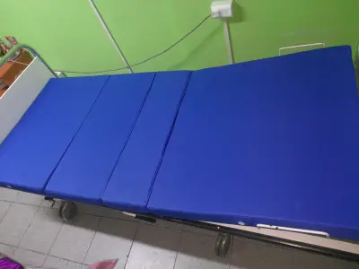 Colchón azul para cama clínica - miniatura 5