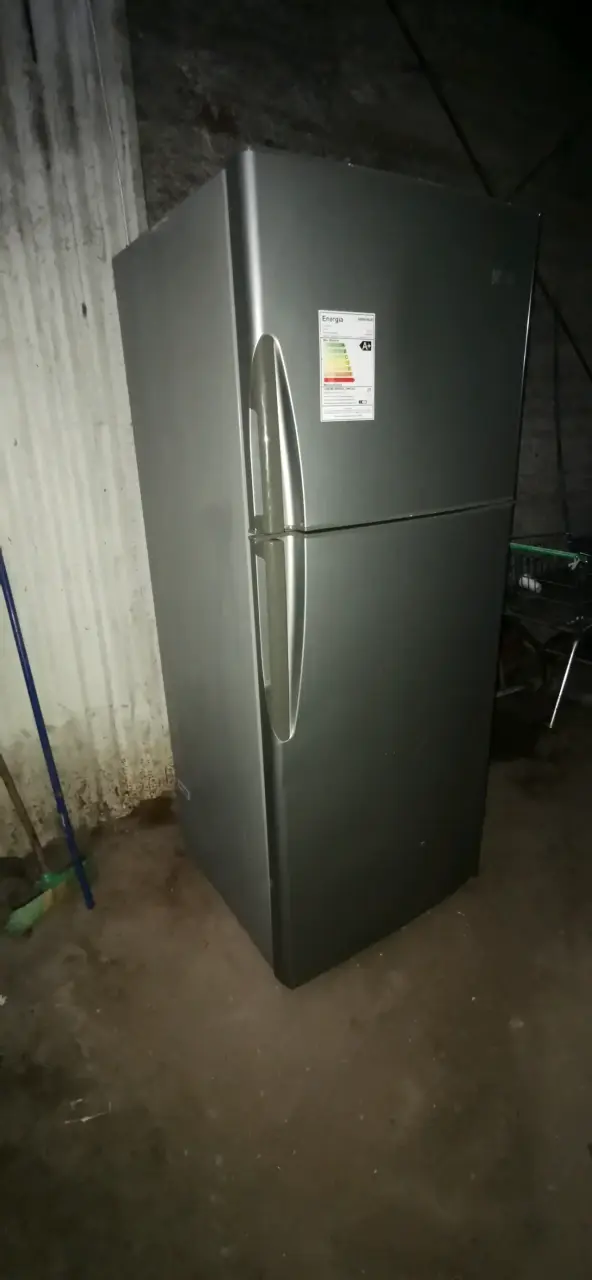 Refrigerador gris grande usado - 1