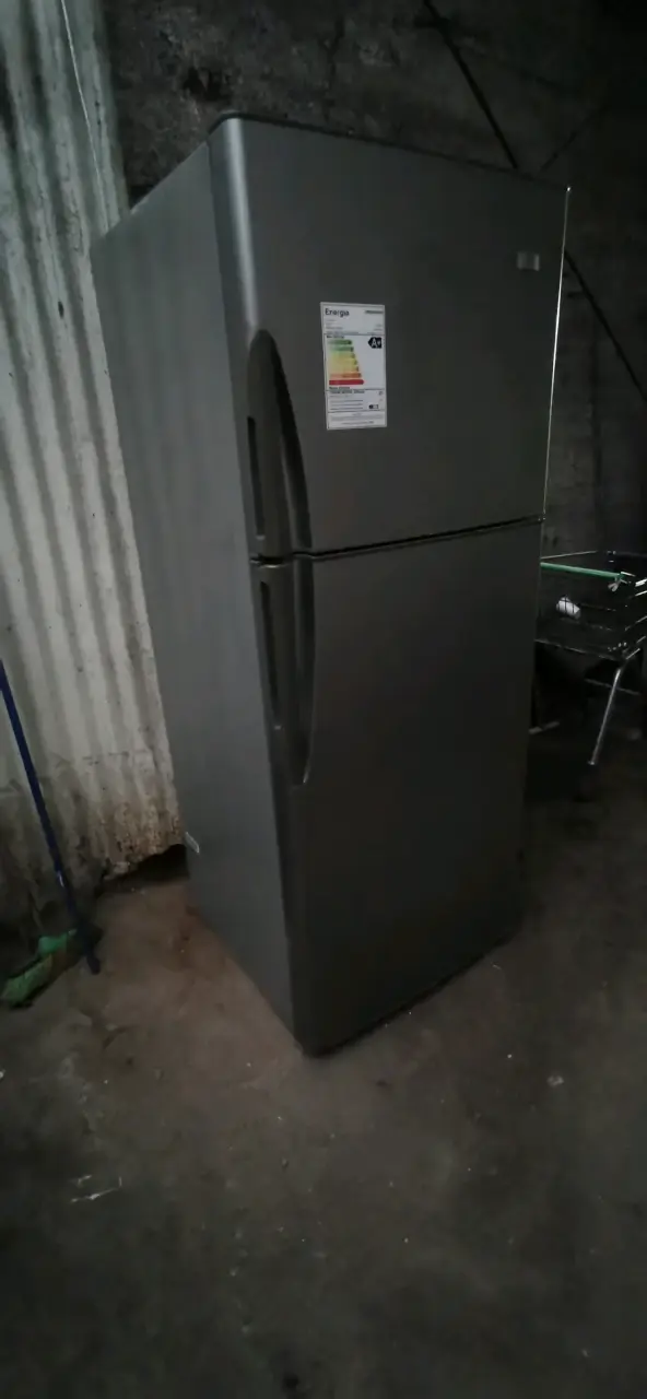 Refrigerador gris grande usado - 3