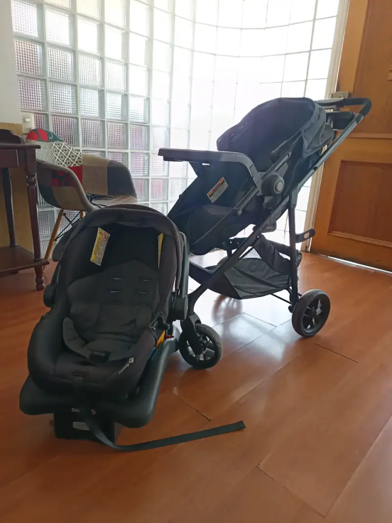 Coche y silla de auto gris