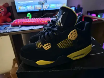 Zapatillas deportivas negras y amarillas - miniatura 1