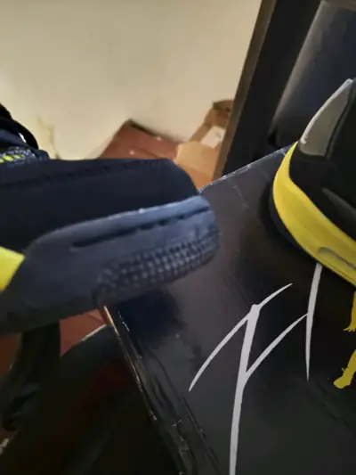 Zapatillas deportivas negras y amarillas - miniatura 5