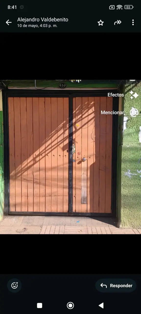 Portón de madera y metal