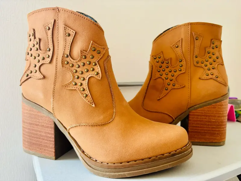 Botines camel con diseño western - 1