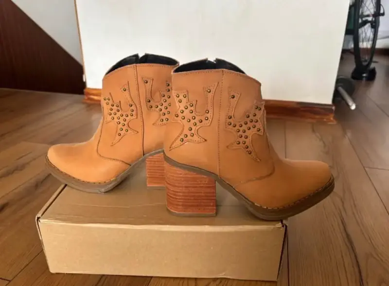 Botines camel con diseño western - 2