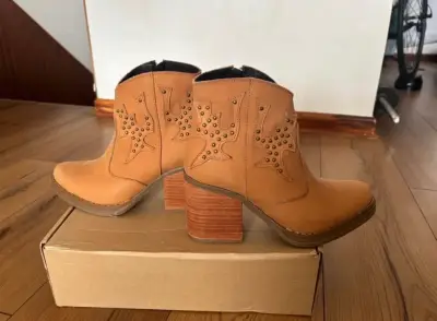 Botines camel con diseño western - miniatura 2